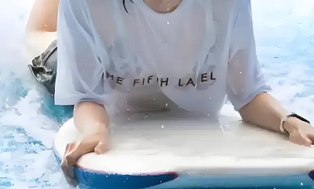 为什么游泳时千万不能穿白色的泳衣？
