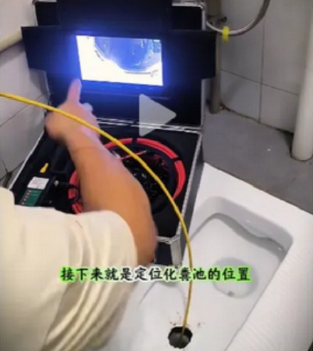 为啥公厕里的蹲厕大洞前面还有个小孔?