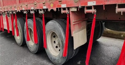 为什么大型货车轮胎上面都要挂一片红布？