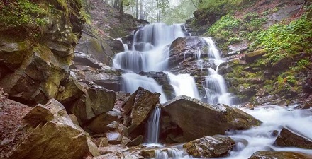 为什么山上会有流不完的水？山顶一直在下雨？