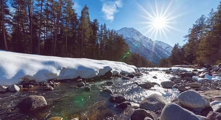 为什么山上会有流不完的水？山顶一直在下雨？