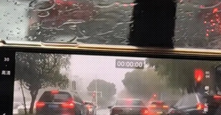 为什么暴雨天人眼看不清车窗外，但手机能拍清楚？