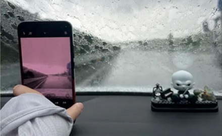 为什么暴雨天人眼看不清车窗外，但手机能拍清楚？