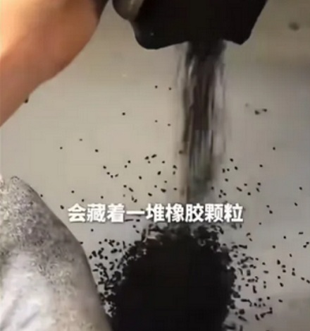 学校操场上撒的黑色颗粒是干什么用的？