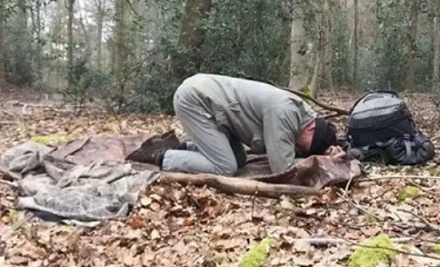 为什么野外求生时要撅着腚睡觉?