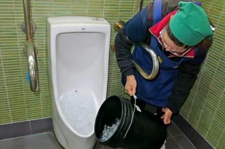 小便池里加冰是啥意思？