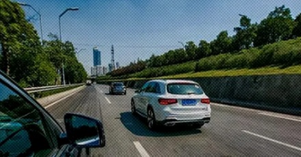 为什么在高速上开车时，最好不要同时打开同侧车窗？