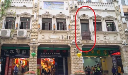 为什么有些地方的老房子要在二楼外墙上开个门？