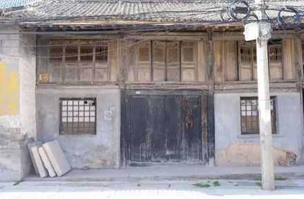 为什么有些地方的老房子要在二楼外墙上开个门？