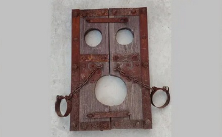 为什么古代犯人已经有手铐和脚铐了，还要戴上木枷？