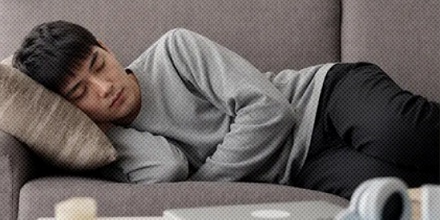 为什么在沙发上睡着很容易，在床上睡着很难？