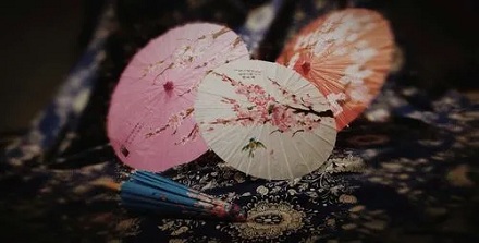 古代纸糊的窗户一捅就破，到风下雨怎么办？